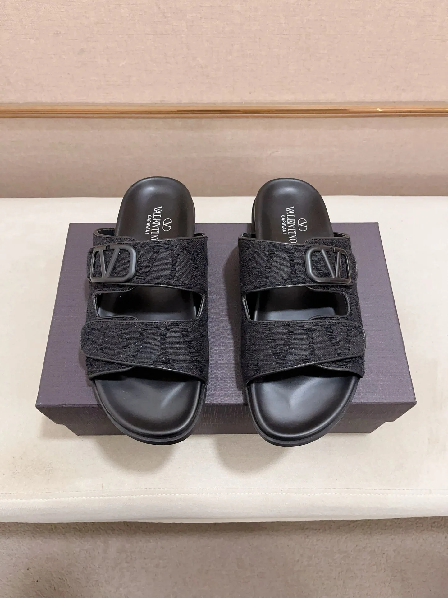 Men's shoes💰: 440💰[Valentino] New men's boutique slippers, counter quality, classic plaid, the actual workmanship is quite complex🔰The uppers are made of imported fabrics➕🐑Sheepskin lining, which tests the craftsman's craftsmanship➕original PU outsole. Size: 38-44 (45 can be customized, non-refundable)